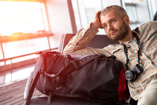 Traveler undersöker långt — Stockfoto