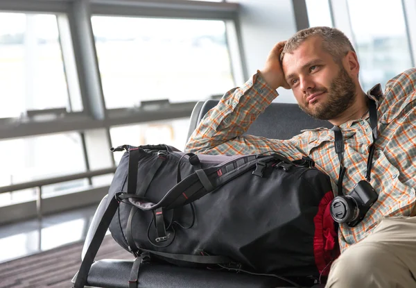 Uomo sorridente all'aeroporto — Foto Stock