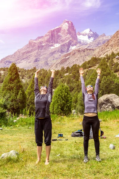 Due ragazze che incontrano il sole — Foto Stock