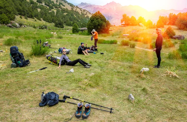 Escursionisti pausa sul prato erboso — Foto Stock