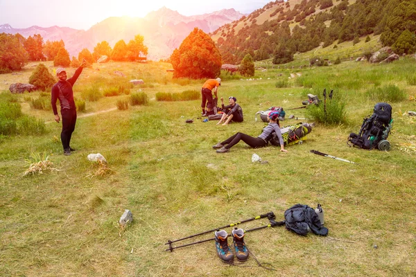 Hikers break on grassy lawn — Stock Photo, Image