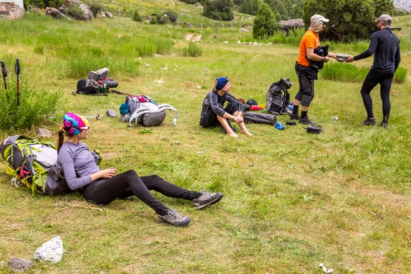 Senderistas rompen en césped herboso — Foto de Stock