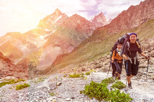 Smiling female hikers — ストック写真