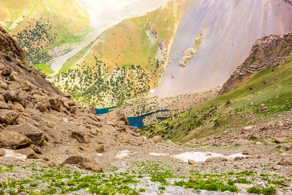 Vista del lago de montaña en las montañas de Ventilador de Tayikistán — Foto de Stock