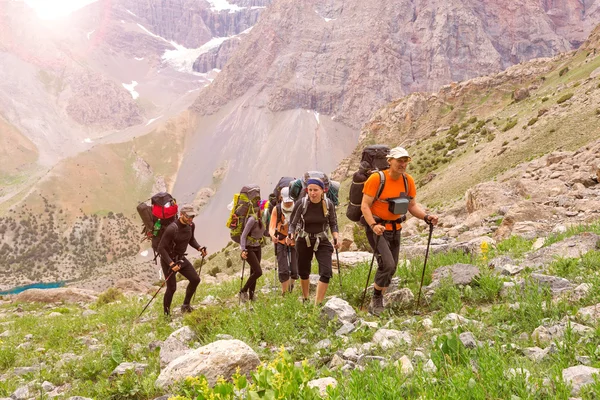 Bir grup insan izi yürüyüş