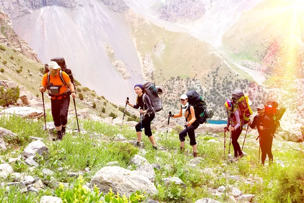 Grupo de pessoas caminhando na trilha — Fotografia de Stock