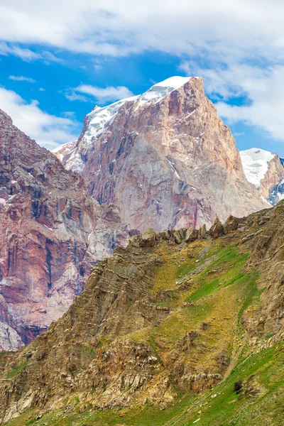 Mountain vertical scene — 图库照片