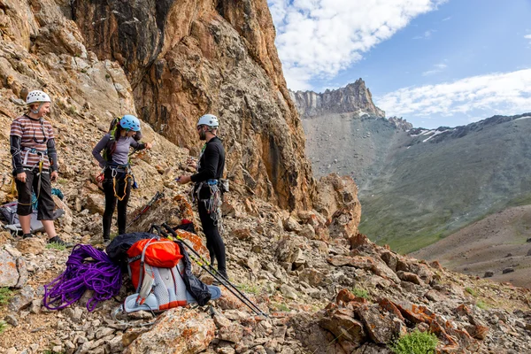 Alpinistas discutiendo táctica de ascenso — Foto de Stock