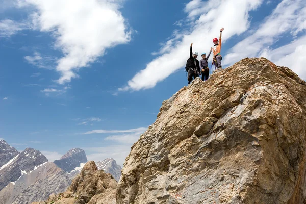 Team of climbers on summit — Stockfoto