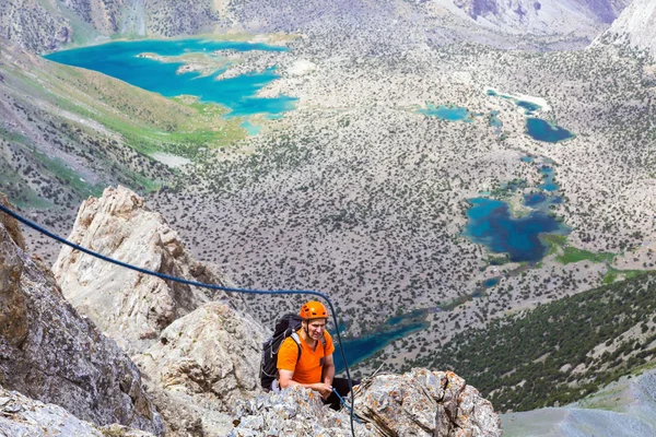 Mountain climber over abyss — Stockfoto