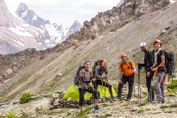 Equipe de alpinistas alpinos e acampamento — Fotografia de Stock