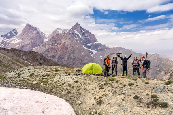 Equipe de alpinistas alpinos e acampamento — Fotografia de Stock