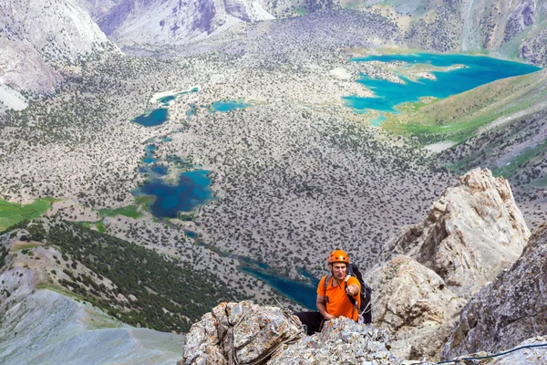 Mountain guide pointing — Stockfoto