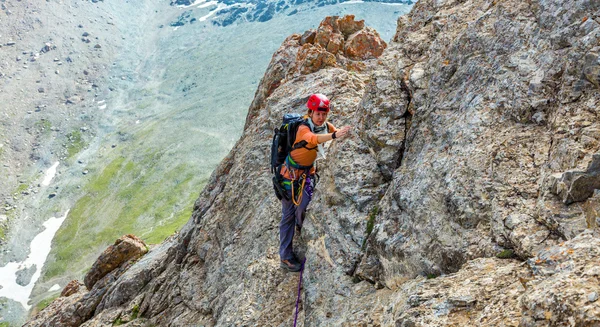 Person climbs mountain — 图库照片