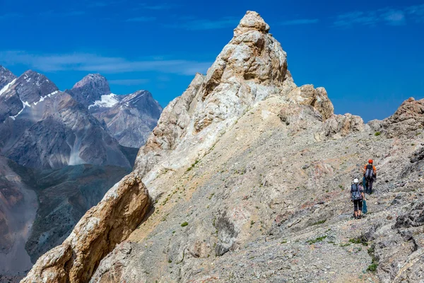 Резкие скалолазы и альпинисты — стоковое фото