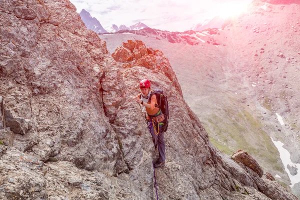 Person climbs mountain — Stok fotoğraf