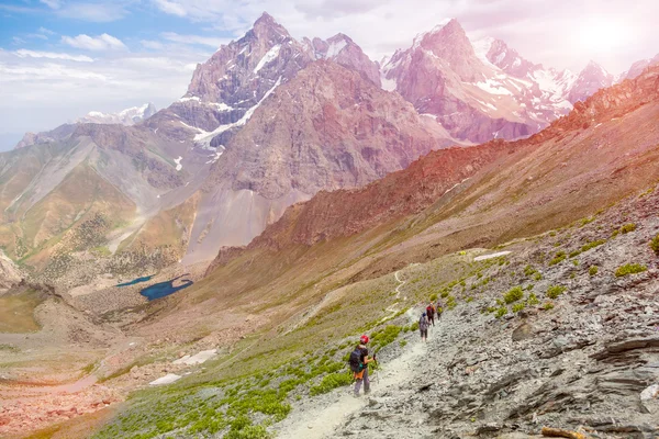 Chemin de montagne blanc et groupe de randonneurs — Photo