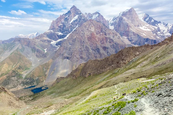 Sendero blanco asiático de montaña y grupo de excursionistas — Foto de Stock