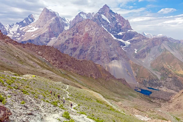 White mountain footpath and group of hikers — Stockfoto