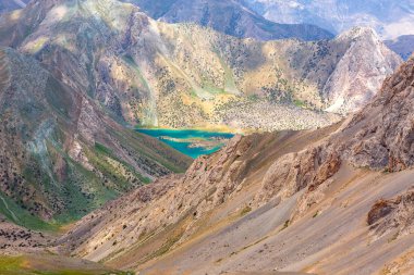Dağ kayalıkları ve göl