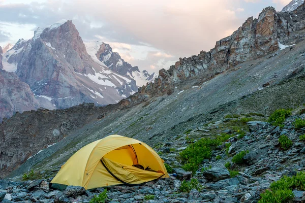 Dağ manzarasında sarı çadır — Stok fotoğraf