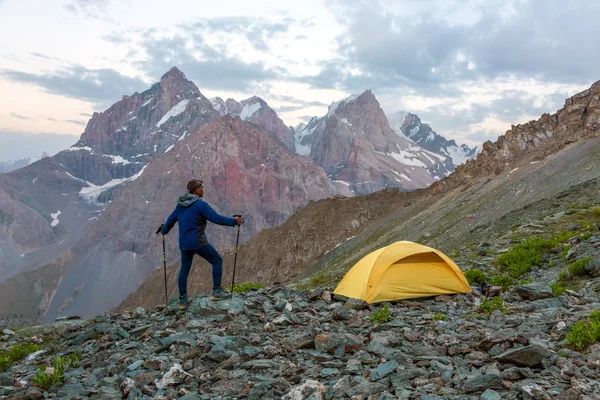 Escursionista tenda da campeggio e paesaggio montano — Foto Stock