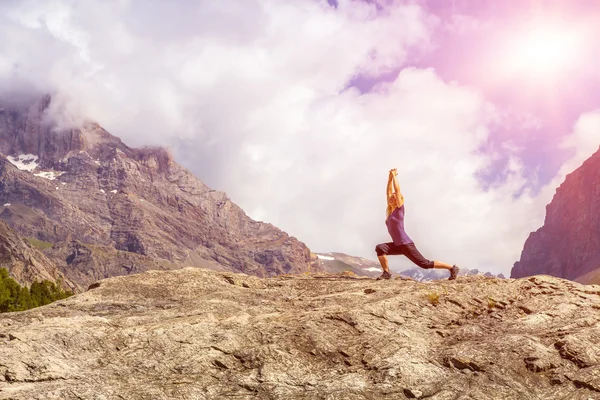 Mujer joven haciendo gimnasia matutina al aire libre en el paisaje de montaña —  Fotos de Stock