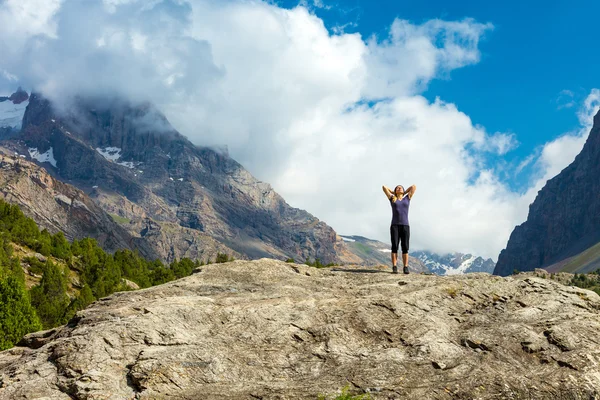 Mujer joven haciendo gimnasia matutina al aire libre en el paisaje de montaña —  Fotos de Stock