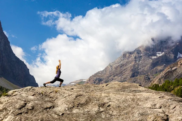 Mujer joven haciendo gimnasia matutina al aire libre en el paisaje de montaña —  Fotos de Stock