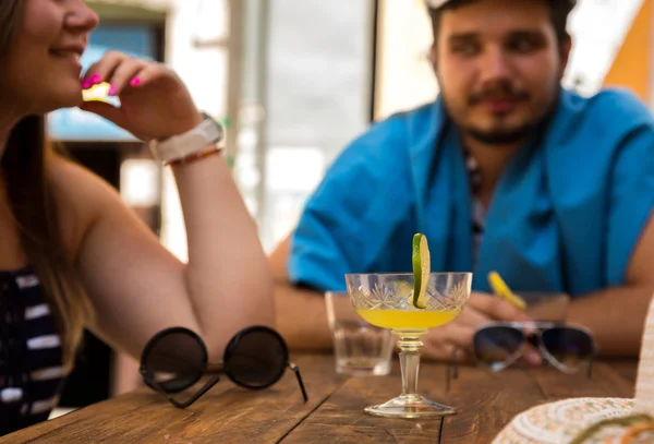 Escena de vacaciones en la mesa de café — Foto de Stock