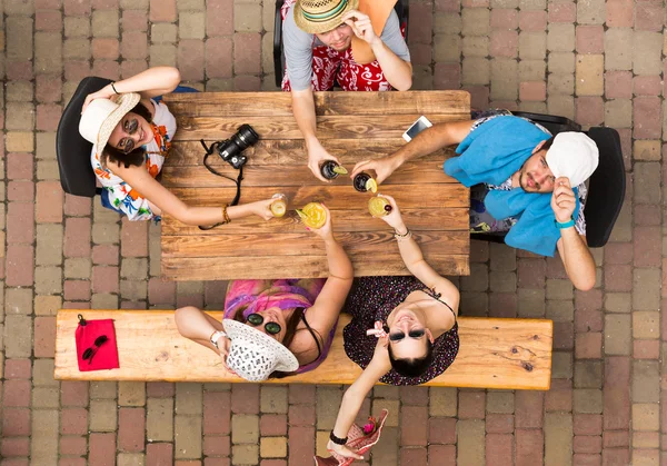 Sokak kafede neşeli arkadaşları