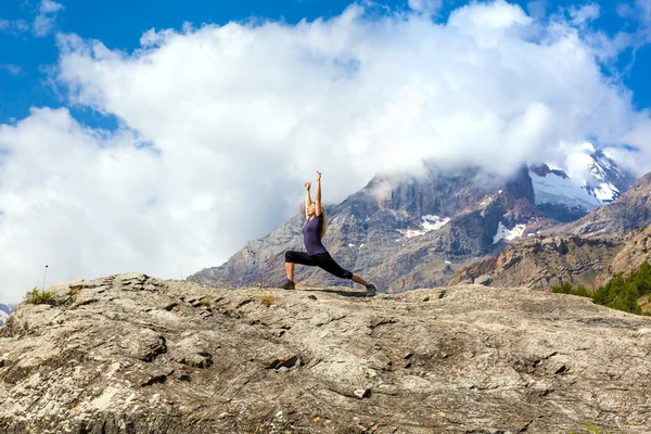 Atleta femenina hace yoga asana — Foto de Stock