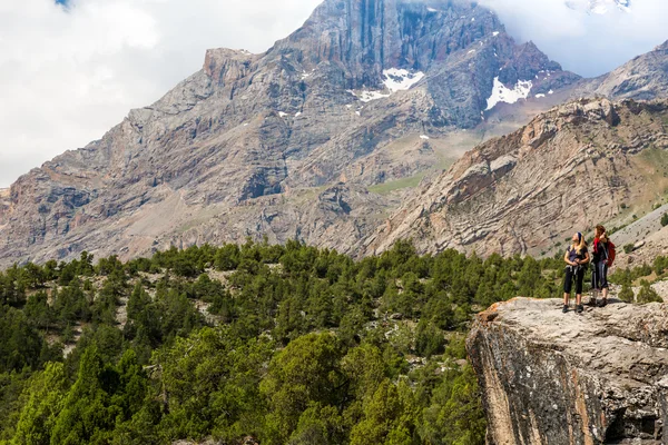 Female Hikers on Rock — Stock Photo, Image