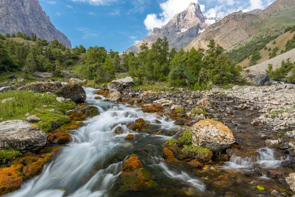 Bergdampf und Wasserlauf — Stockfoto