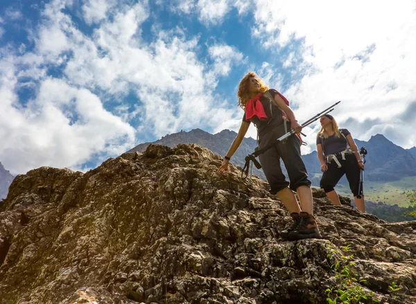 Groupe de randonneurs descendant du sommet du mont — Photo