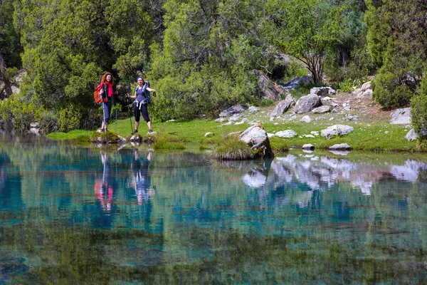 Lago de montanha imaculado — Fotografia de Stock