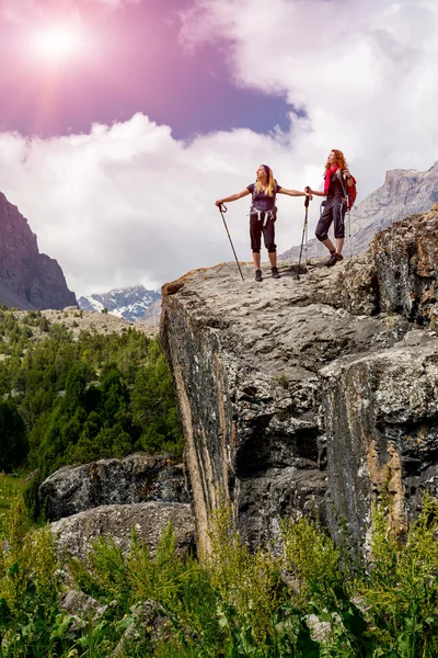 Two hikers staying on rock — Stockfoto