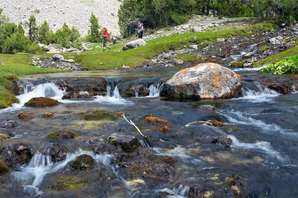 Rivière en cascade rapide et large — Photo