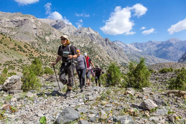 İnsanlar dağlarında seyahat — Stok fotoğraf