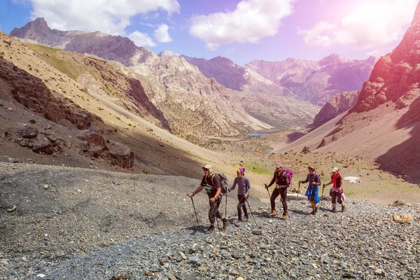 Diverse group of hikers in mountain terrain — Stock Photo, Image