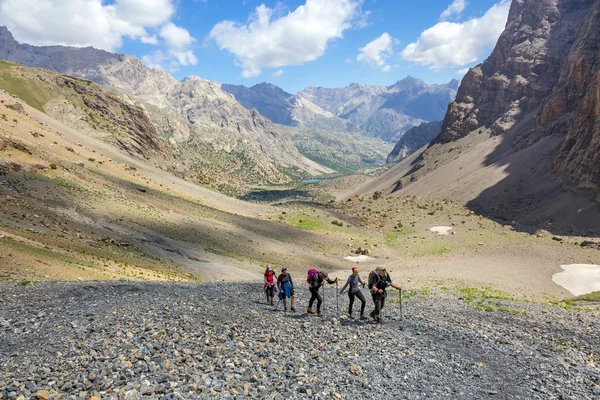 Groep wandelaars op trail — Stockfoto