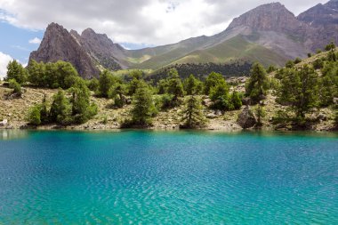 Mavi Göl ve orman arazi Asya