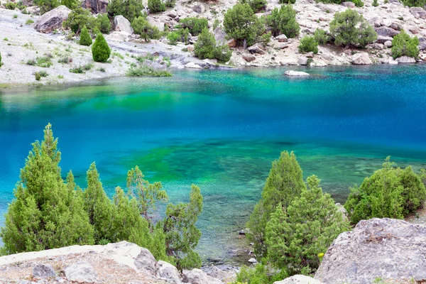 Lago azul e terreno florestal na Ásia — Fotografia de Stock