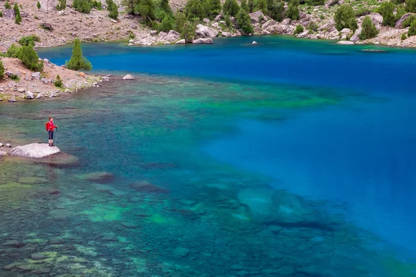 Mountain Lake and Alone Traveler — Stock Photo, Image