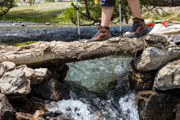 Feet of female hiker on bridge — Stockfoto