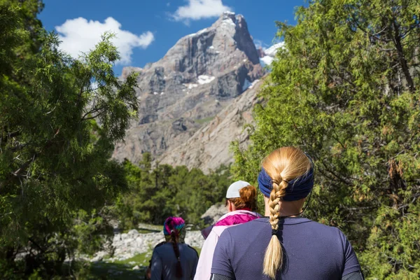 Persone che viaggiano in un paesaggio selvaggio — Foto Stock