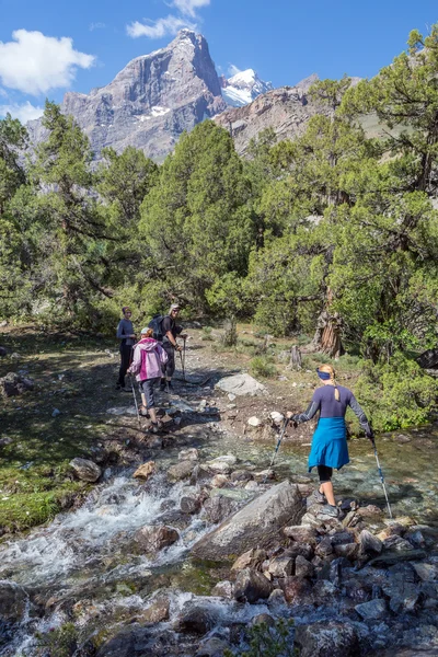 Groupe de randonneurs Passant la rivière — Photo