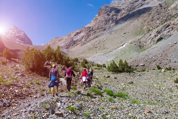 Groep van mensen lopen op trail — Stockfoto