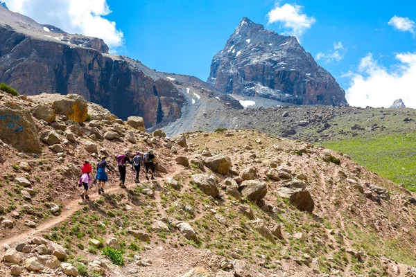 Wandergruppe auf orangefarbenem Fußweg — Stockfoto