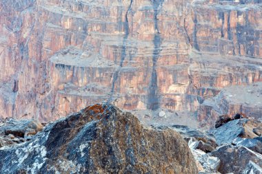 Gri kayalık Ridge ve bulanık turuncu dağ duvar arka plan üzerinde keskin